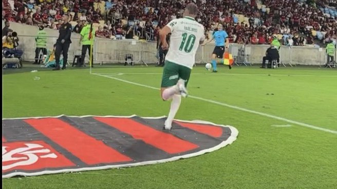 Paulinho Pisa no Escudo do Flamengo Novamente ao Comemorar Gol no Maracanã