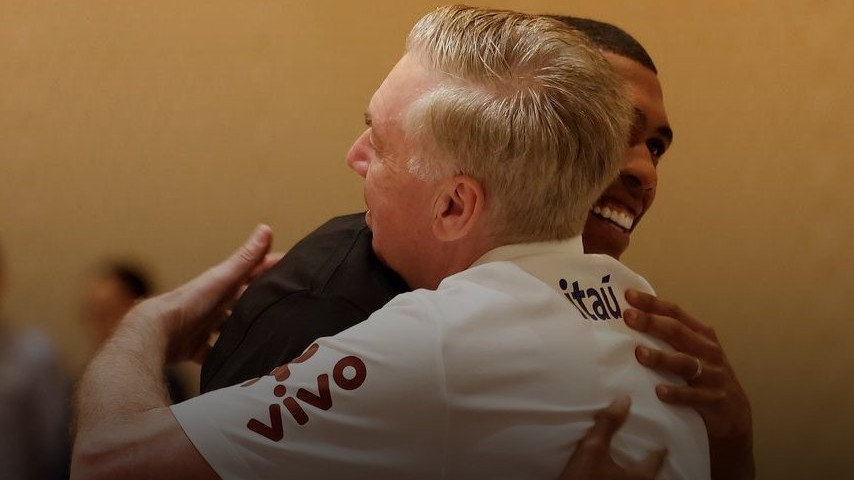 Ancelotti elogia Rayan e destaca importância do banco brasileiro: 'Poderia fazer a diferença'