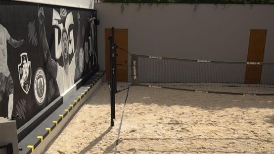 Douglas Luiz posta foto de quadra com escudo do Vasco e agita torcedores