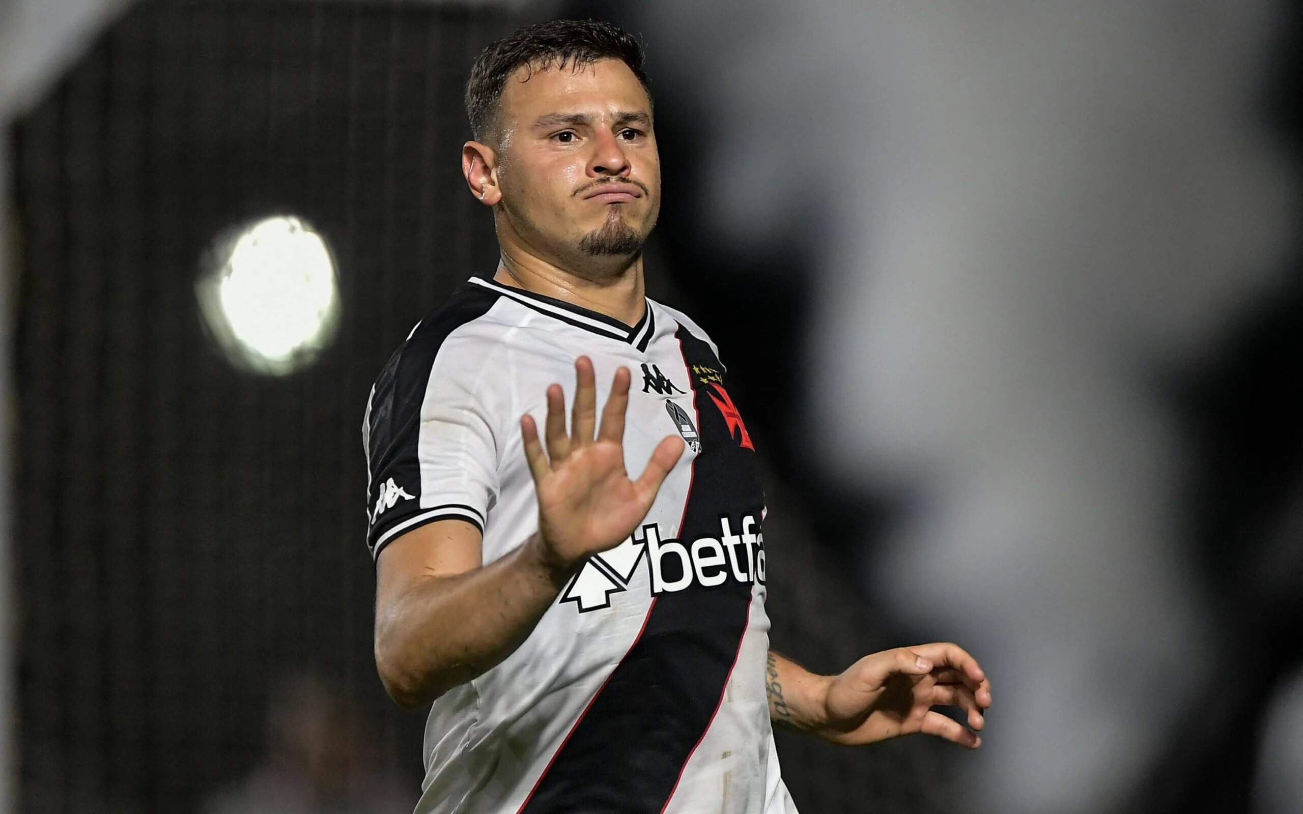 Hugo Moura tem negociações avançadas com clube japonês e pode deixar o Vasco