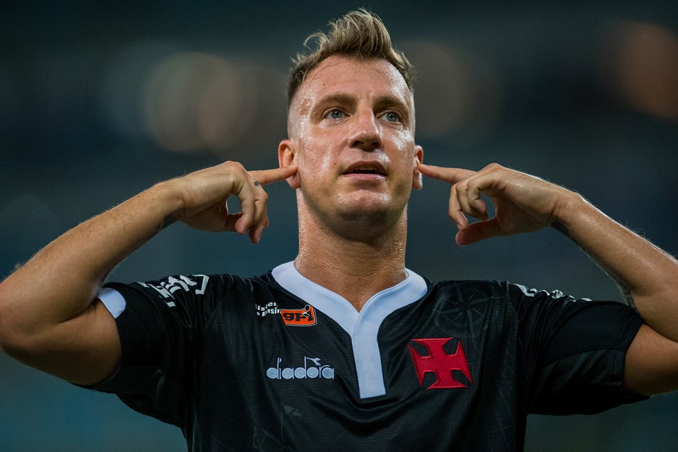 Maxi López relembra experiências inesquecíveis pelo Vasco e emoção de gol contra o Flamengo