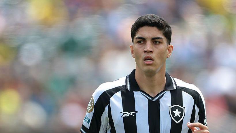 Vasco mira Jair Cunha, zagueiro do Nottingham Forest, para reforçar o elenco no segundo semestre