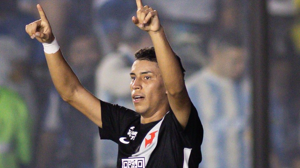 Johan Rojas marca seu primeiro gol com a camisa do Vasco em São Januário