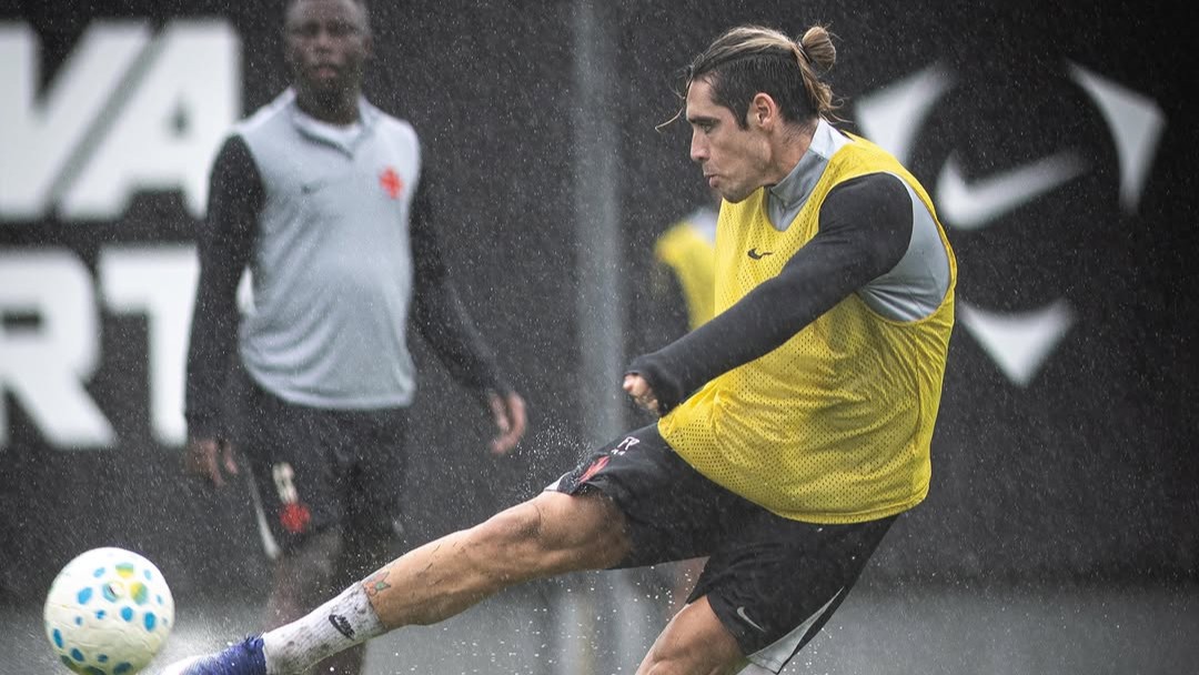 Vasco realiza treino no CT Moacyr Barbosa nesta quinta-feira; veja as fotos