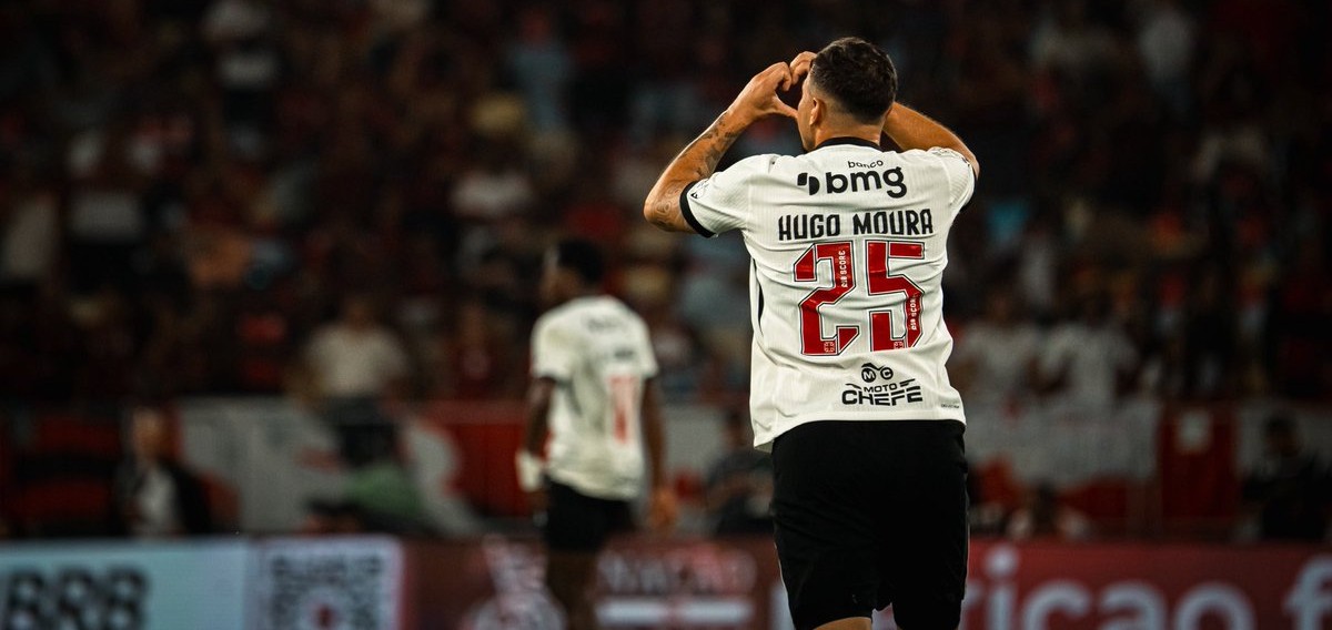 Hugo Moura e Robert Renan celebram gols contra o Vasco em registro especial